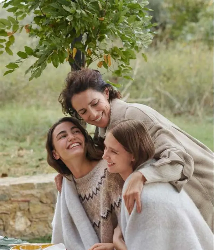 Familia reunida en Espa&ntilde;a celebrando su llegada